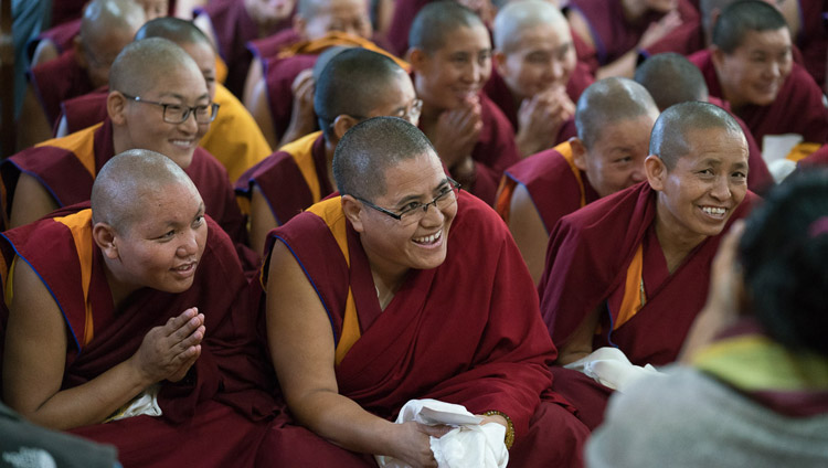 Многие из 20 монахинь, получивших прошлой зимой степень геше-ма, доктора буддийской философии, во время встречи с Его Святейшеством Далай-ламой. Фото: Тензин Чойджор (офис ЕСДЛ)