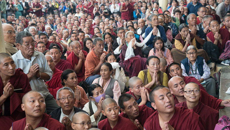 Верующие собрались на площади Цуглакханга, чтобы проводить Его Святейшество Далай-ламу по завершении второго дня учений, на которые прибыло более 6000 человек. Фото: Тензин Чойджор (офис ЕСДЛ)
