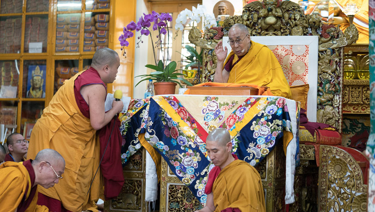 Его Святейшество Далай-лама отвечает на вопросы слушателей во время перерыва на чай в ходе третьего дня учений, организованных по просьбе буддистов из Тайваня. Фото: Лобсанг Церинг