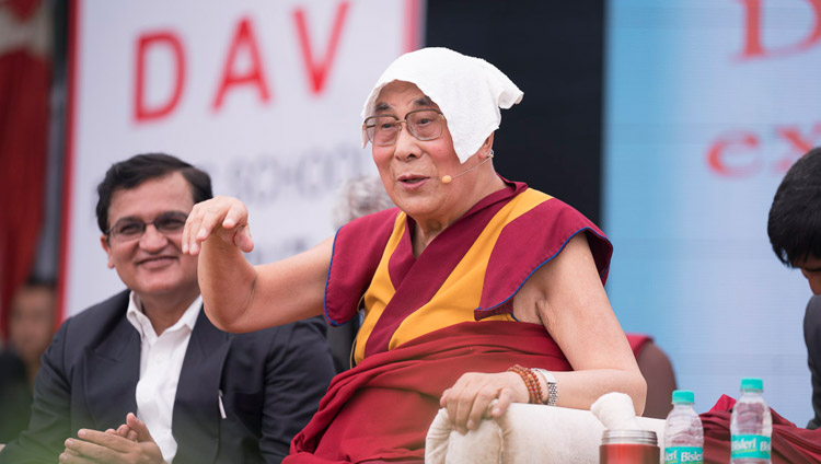 Его Святейшество Далай-лама дарует наставления в ходе церемонии запуска учебной программы по преподаванию светской этики, разработанной для школ Индии организацией «Аюргьян Ньяс». Фото: Тензин Чойджор (офис ЕСДЛ)