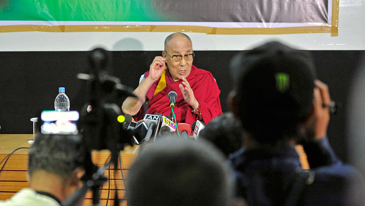 Его Святейшество Далай-лама проводит пресс-конференцию для местных СМИ. Фото: Лобсанг Церинг