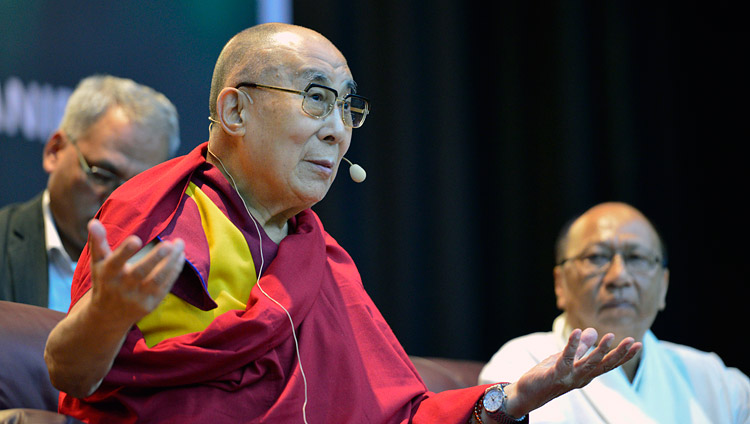 Его Святейшество Далай-лама выступает с обращением во время международной конференции «Мир и гармония». Фото: Лобсанг Церинг