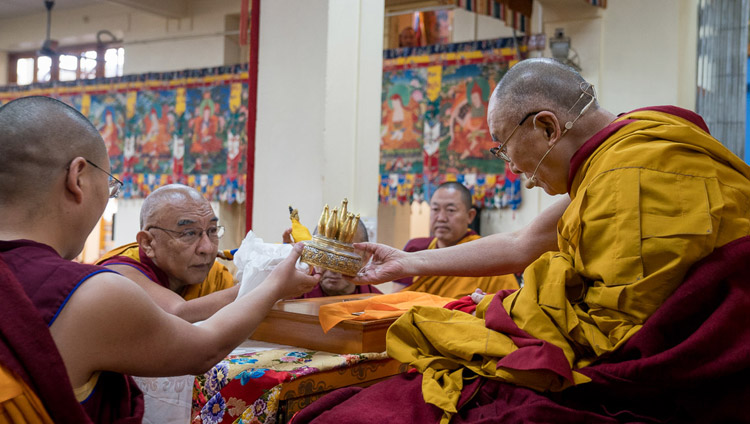 Настоятель монастыря Намгьял Тхомтхог Ринпоче совершает традиционные подношения Его Святейшеству Далай-ламе перед началом учений в главном тибетском храме. Фото: Тензин Чойджор (офис ЕСДЛ)