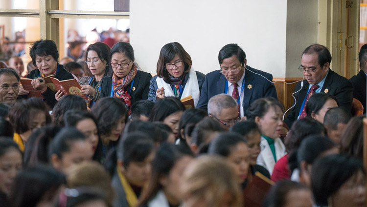 Меценаты новой школы монастыря Намгьял читают «Сутру сердца» в начале учений Его Святейшества Далай-ламы в главном тибетском храме. Фото: Тензин Чойджор (офис ЕСДЛ)