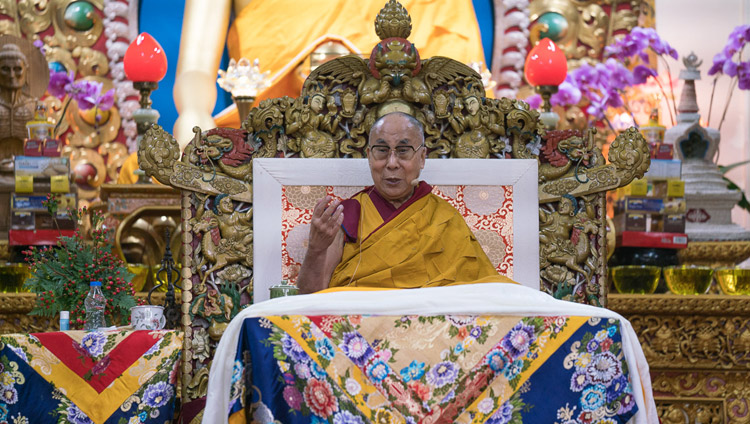 Его Святейшество Далай-лама дарует учения по сочинению Чже Цонкапы «Три основы пути» в главном тибетском храме. Фото: Тензин Чойджор (офис ЕСДЛ)