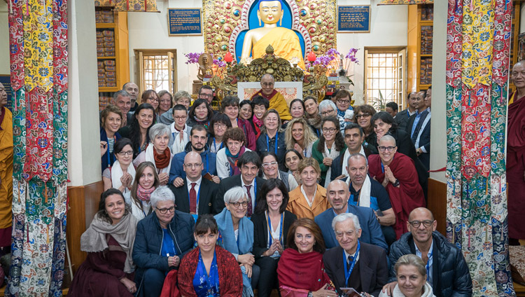 По завершении учений Его Святейшество Далай-лама фотографируется с группой итальянцев во время фотосессии с меценатами, поддерживающими новую школу монастыря Намгьял. Фото: Тензин Чойджор (офис ЕСДЛ)