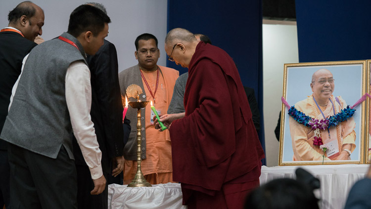Его Святейшество Далай-лама и другие почетные гости зажигают традиционный светильник в знак открытия конференции «Наука, духовность и мир во всем мире». Фото: Тензин Чойджор (офис ЕСДЛ)