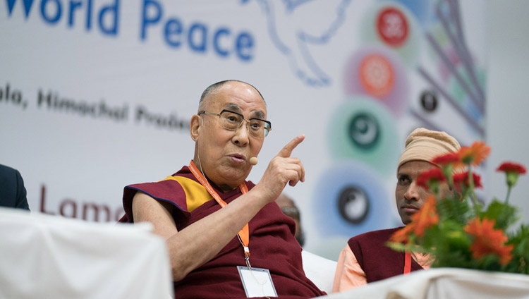 Его Святейшество Далай-лама выступает с обращением во время конференции «Наука, духовность и мир во всем мире». Фото: Тензин Чойджор (офис ЕСДЛ)