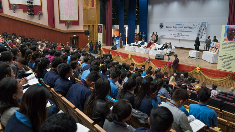 Вид на сцену во время открытия конференции «Наука, духовность и мир во всем мире» с участием Его Святейшества Далай-ламы. Фото: Тензин Чойджор (офис ЕСДЛ)