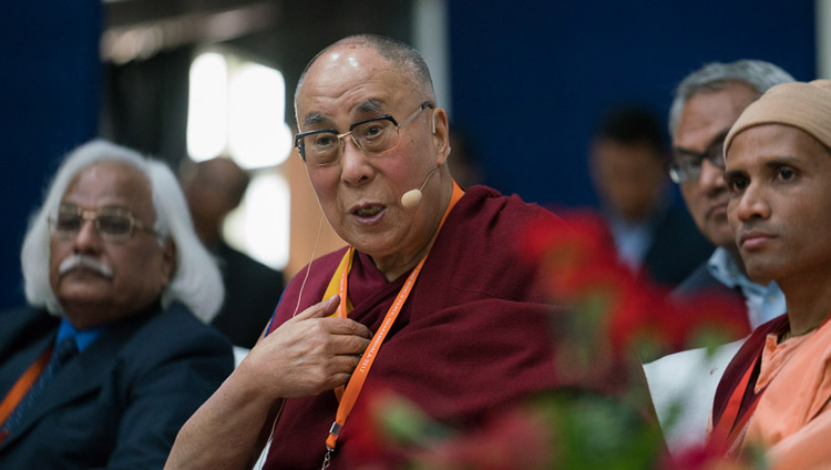 Его Святейшество Далай-лама обращается к тибетским студентам в ходе конференции «Наука, духовность и мир во всем мире». Фото: Тензин Чойджор (офис ЕСДЛ)