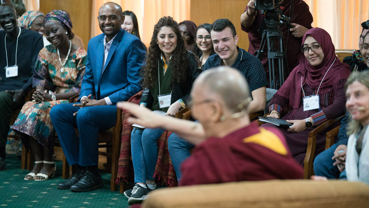 По прибытии в зал собраний своей резиденции Его Святейшество Далай-лама приветствует участников программы обмена «Юные лидеры» Института мира США. Фото: Тензин Чойджор (офис ЕСДЛ)