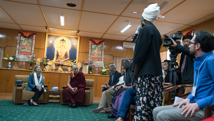 Участники программы обмена «Юные лидеры» Института мира США представляются Его Святейшеству Далай-ламе. Фото: Тензин Чойджор (офис ЕСДЛ)
