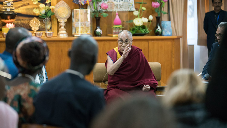 Его Святейшество Далай-лама выступает со вступительным обращением в начале первого дня двухдневного диалога с участниками программы обмена «Юные лидеры» Института мира США. Фото: Тензин Чойджор 