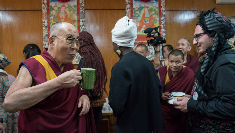 Его Святейшество Далай-лама общается во время чаепития с участниками программы обмена «Юные лидеры» Института мира США. Фото: Тензин Чойджор (офис ЕСДЛ)
