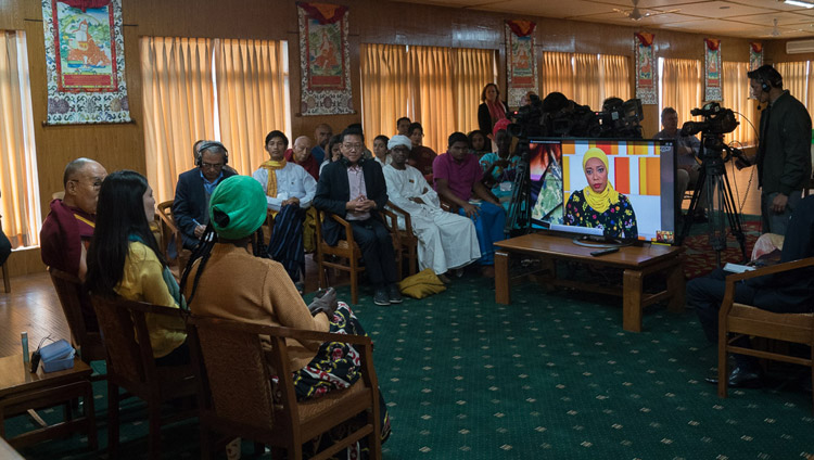 Его Святейшество Далай-лама, Алуэль Атем из Южного Судана и Паула Поррас из Колумбии дают интервью для программы «Поток», которая выходит на международном телеканале «Аль-Джазира» на английском языке. Фото: Тензин Чойджор (офис ЕСДЛ)