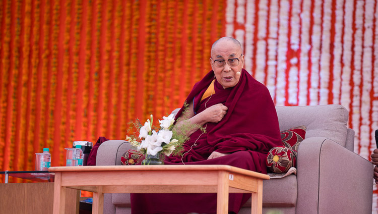 Его Святейшество Далай-лама дарует наставления об общечеловеческих ценностях в публичной школе Сальвана. Фото: Тензин Чойджор (офис ЕСДЛ)
