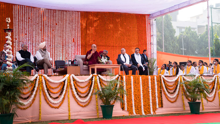 Вид на сцену во время лекции Его Святейшества Далай-ламы в публичной школе Сальвана. Фото: Тензин Чойджор (офис ЕСДЛ)