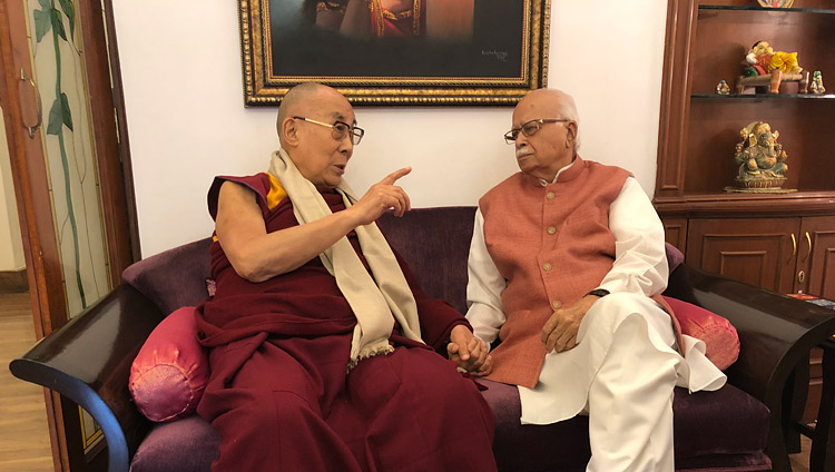 Его Святейшество Далай-лама во время встречи с бывшим заместителем премьер-министра Индии Л. К. Адвани. Фото: Тензин Такла (офис ЕСДЛ)