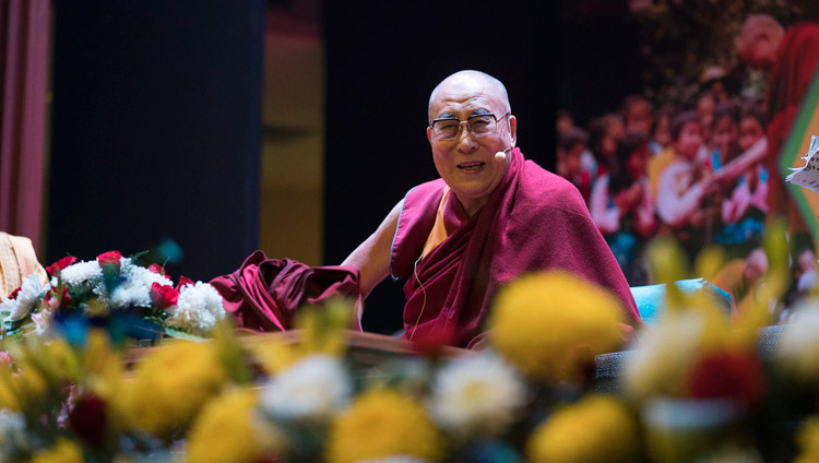 Его Святейшество Далай-лама во время лекции о глобальной ответственности и сострадании, организованной по просьбе благотворительного фонда «Улыбка». Фото: Тензин Чойджор (офис ЕСДЛ)