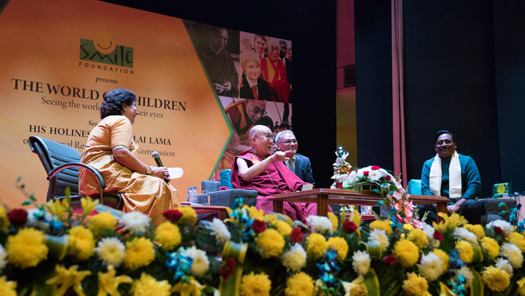 Его Святейшество Далай-лама читает лекцию о глобальной ответственности и сострадании по просьбе благотворительного фонда «Улыбка». Фото: Тензин Чойджор (офис ЕСДЛ)