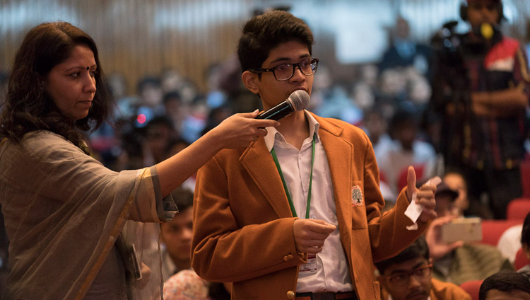 Один из школьников задает вопрос Его Святейшеству Далай-ламе в ходе лекции о глобальной ответственности и сострадании, организованной по просьбе благотворительного фонда «Улыбка». Фото: Тензин Чойджор (офис ЕСДЛ)