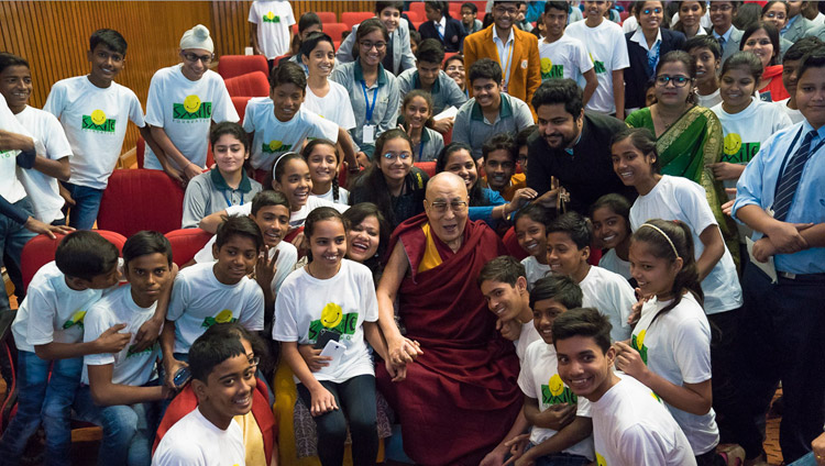 По завершении лекции Его Святейшество Далай-лама фотографируется со школьниками, получающими помощь благотворительного фонда «Улыбка». Фото: Тензин Чойджор (офис ЕСДЛ)