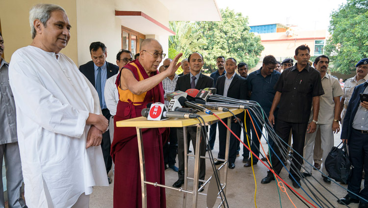 Его Святейшество Далай-лама и главный министр штата Орисса Навин Патнаик во время пресс-конференции. Фото: Тензин Чойджор (офис ЕСДЛ)