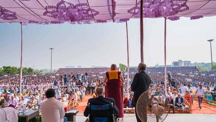 Его Святейшество Далай-лама дарует наставления более чем 25 000 студентов Института социологии «Калинга». Фото: Тензин Чойджор (офис ЕСДЛ)