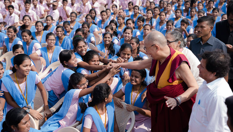 Его Святейшество Далай-лама пожимает руки некоторым из более чем 25 000 студентов Института социологии «Калинга». Фото: Тензин Чойджор (офис ЕСДЛ)