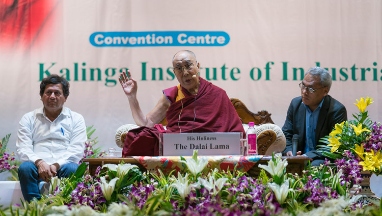 Его Святейшество Далай-лама читает лекцию в Институте индустриальных технологий «Калинга». Фото: Тензин Чойджор (офис ЕСДЛ)