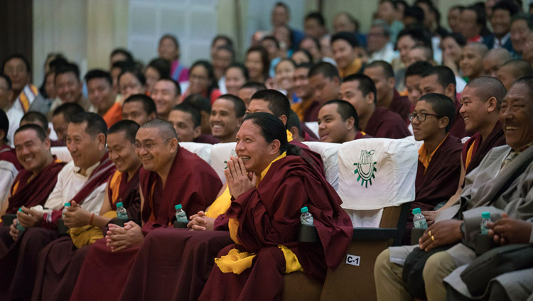 Тибетцы из поселения Пхунцоклинг слушают наставления Его Святейшества Далай-ламы. Фото: Тензин Чойджор (офис ЕСДЛ)