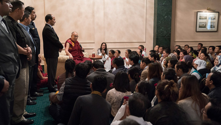 Его Святейшество Далай-лама дарует наставления тибетцам из местного тибетского сообщества. Фото: Тензин Чойджор (офис ЕСДЛ)