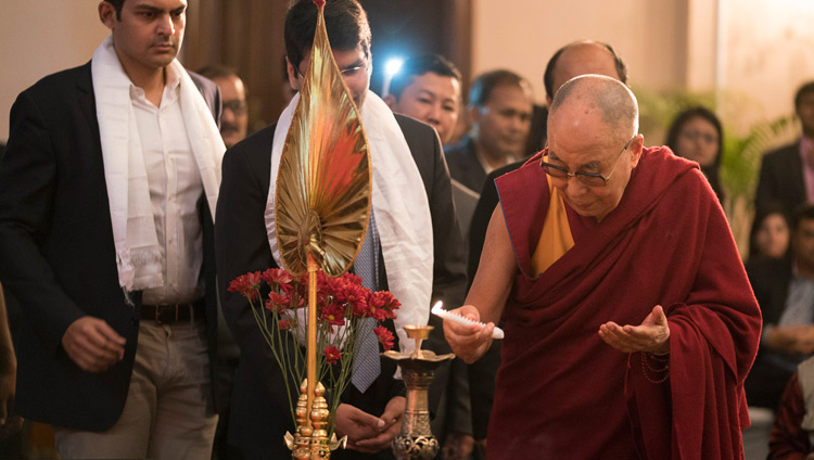 Его Святейшество Далай-лама зажигает традиционный светильник перед началом лекции, организованной по просьбе Индийской торговой палаты. Фото: Тензин Чойджор 