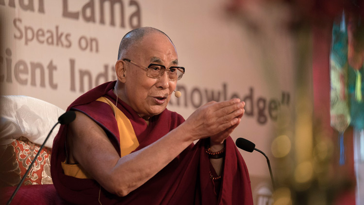 Его Святейшество Далай-лама обращается к членам и гостям Индийской торговой палаты. Фото: Тензин Чойджор (офис ЕСДЛ)