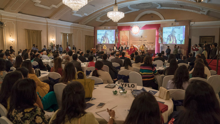 Его Святейшество Далай-лама дарует наставления более чем 250 членам и гостям Индийской торговой палаты. Фото: Тензин Чойджор (офис ЕСДЛ)