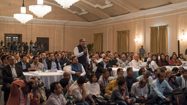 Один из слушателей задает вопрос Его Святейшеству Далай-ламе во время лекции, организованной по просьбе Индийской торговой палаты. Фото: Тензин Чойджор (офис ЕСДЛ)