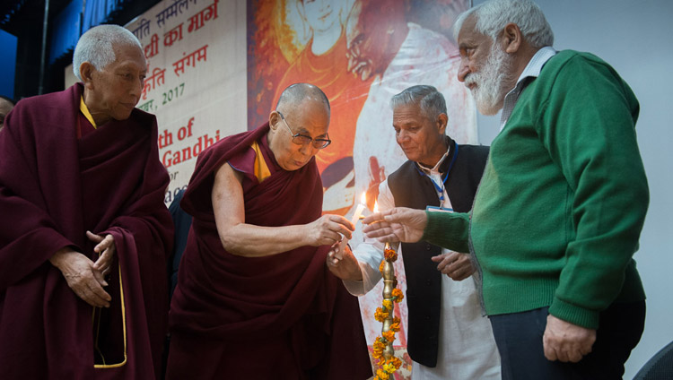 Его Святейшество Далай-лама зажигает масляный светильник в ознаменование открытия конференции. Фото: Лобсанг Церинг.