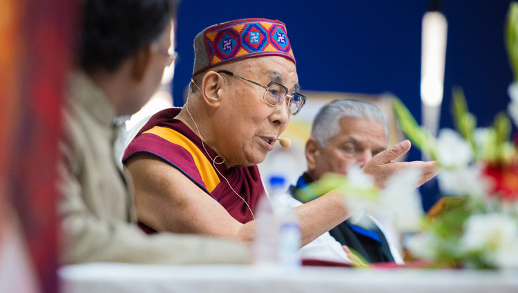 Его Святейшество Далай-лама выступает на открытии конференции по вопросам мира. Фото: Лобсанг Церинг.