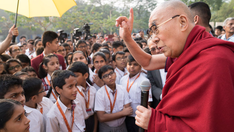 Его Святейшество Далай-лама дает наставления школьникам по прибытии в Сомайя Видьявихар. Фото: Лобсанг Церинг.
