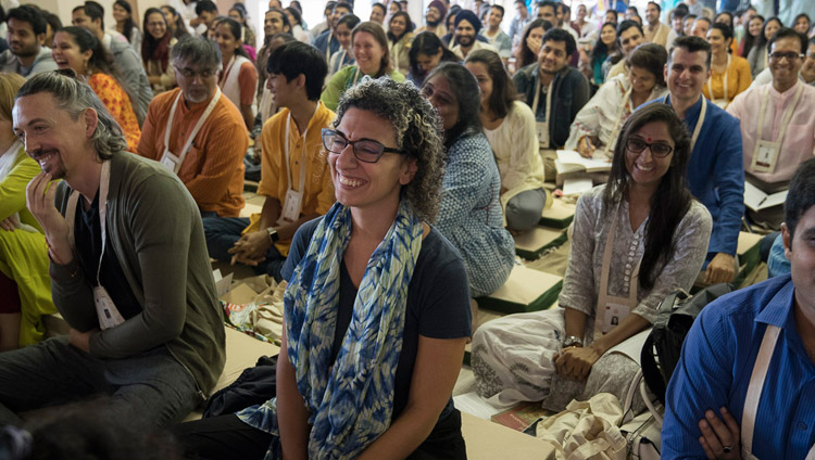 Слушатели во время учений Его Святейшества Далай-ламы в конференц-зале Сомайя. Фото: Лобсанг Церинг.