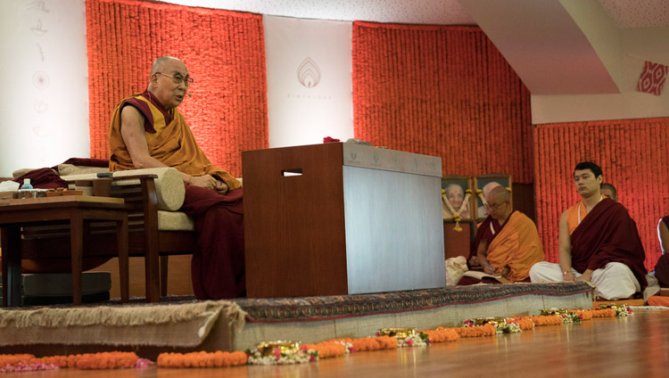 Его Святейшество Далай-лама во время учений, организованных по просьбе общества «Видьялоке». Фото: Лобсанг Церинг.