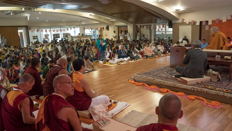 Вид на аудиторию во время первого дня учений Его Святейшества Далай-ламы в образовательном комплексе Сомайя Видьявихар. Фото: Лобсанг Церинг.