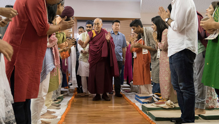 Его Святейшество Далай-лама прибывает в конференц-зал Сомайя в начале второго дня учений, организованных по просьбе фонда «Видьялоке». Фото: Лобсанг Церинг.