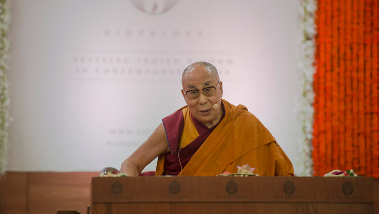 Его Святейшество Далай-лама дарует учения в образовательном комплексе Сомайя Видьявихар по просьбе фонда «Видьялоке». Фото: Лобсанг Церинг.