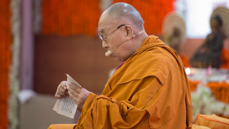 Его Святейшество Далай-лама читает текст в ходе второго дня учений в образовательном комплексе Сомайя Видьявихар. Фото: Лобсанг Церинг.