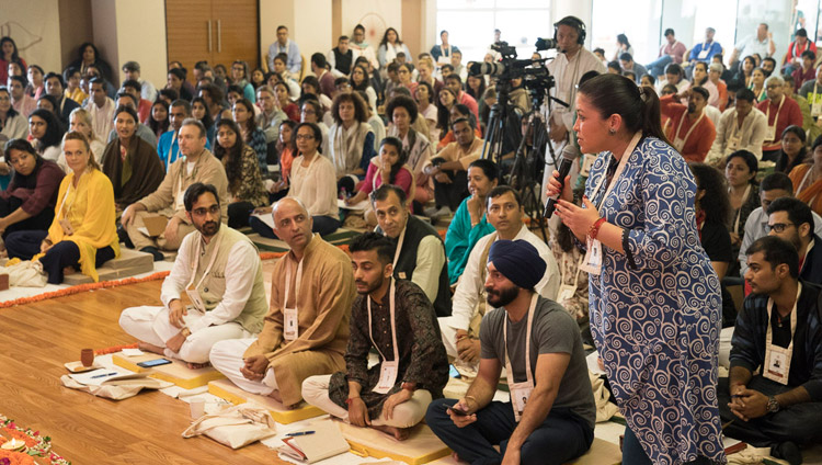 Одна из слушательниц задает вопрос Его Святейшеству Далай-ламе в ходе второго дня учений в конференц-зале Сомайя. Фото: Лобсанг Церинг.