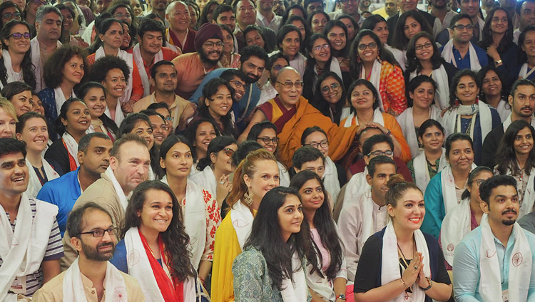 Его Святейшество Далай-лама фотографируется с участниками учений, организованных по просьбе фонда «Видьялоке». Фото: Джереми Рассел.