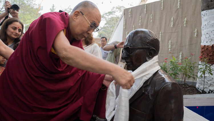 Его Святейшество Далай-лама торжественно открывает статую, посвященную доктору Шантилалу Сомайя, отцу нынешнего президента Самира Сомайя и сыну основателя образовательного комплекса Сомайя Видьявихар. Фото: Лобсанг Церинг.