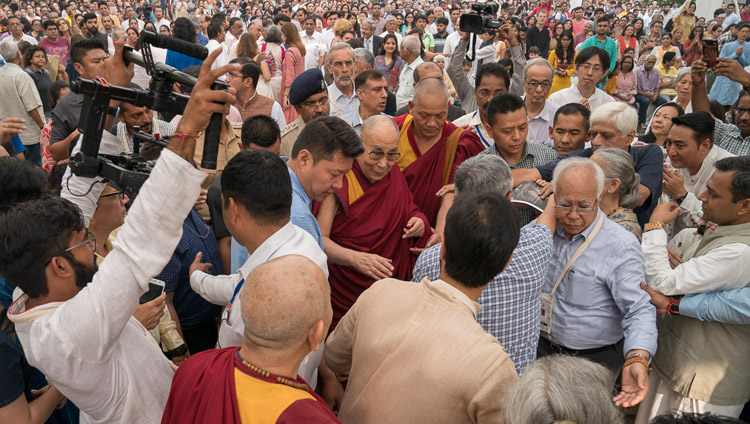 Его Святейшество Далай-лама проходит через толпу более 2000 верующих, направляясь к сцене перед началом лекции в Сомайя Видьявихаре. Фото: Лобсанг Церинг.