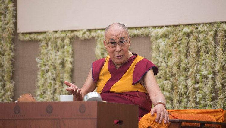 Его Святейшество Далай-лама читает лекцию в Сомайя Видьявихаре. Фото: Лобсанг Церинг.